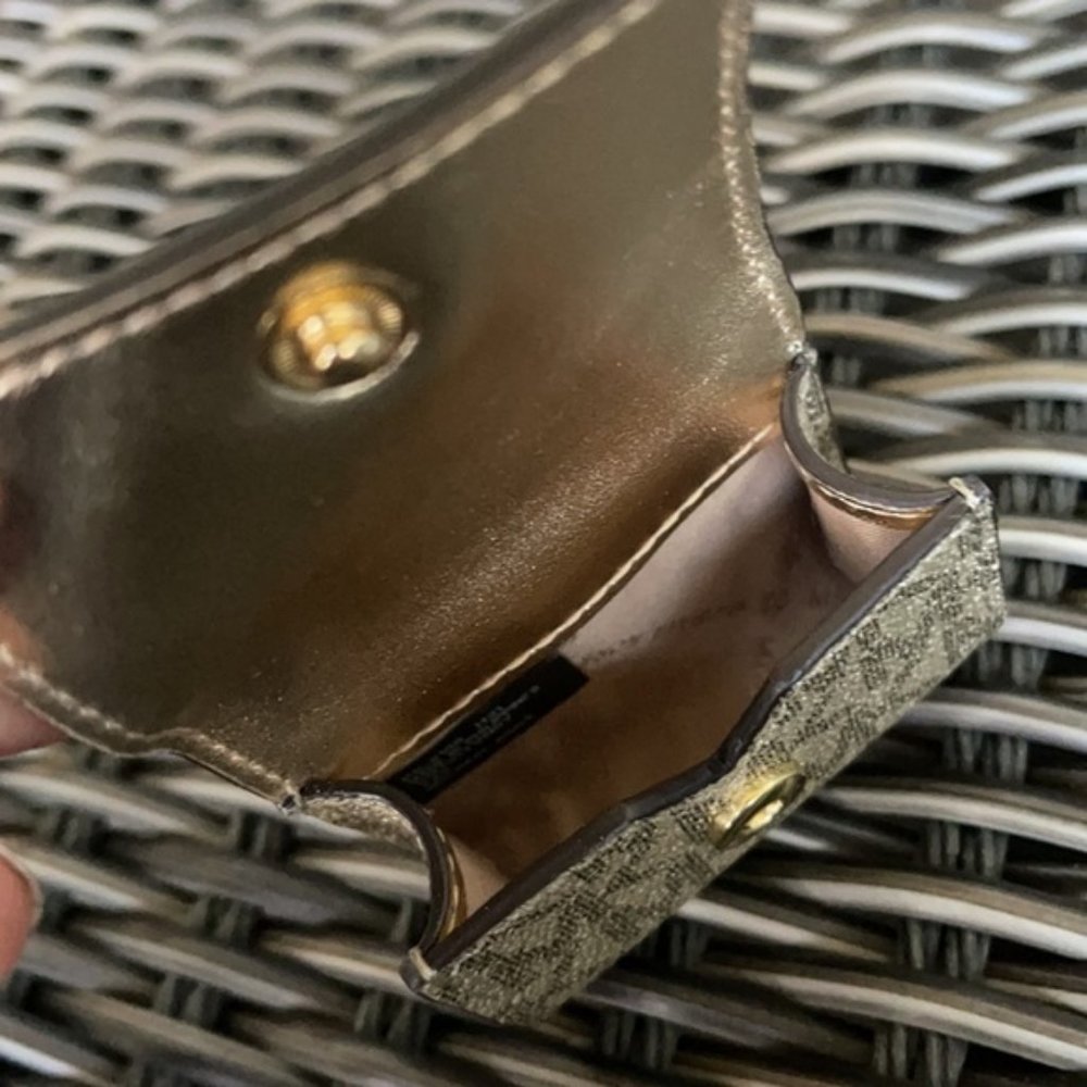 Michael Kors Jet Set Travel AirPod Case - Picture 11 of 15